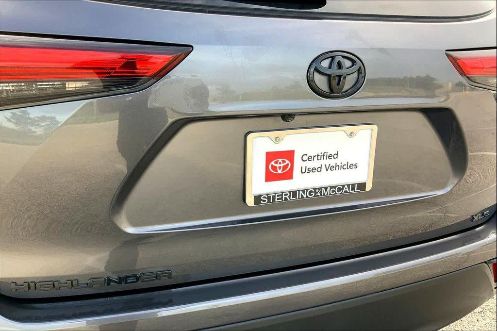 used 2022 Toyota Highlander car, priced at $34,914