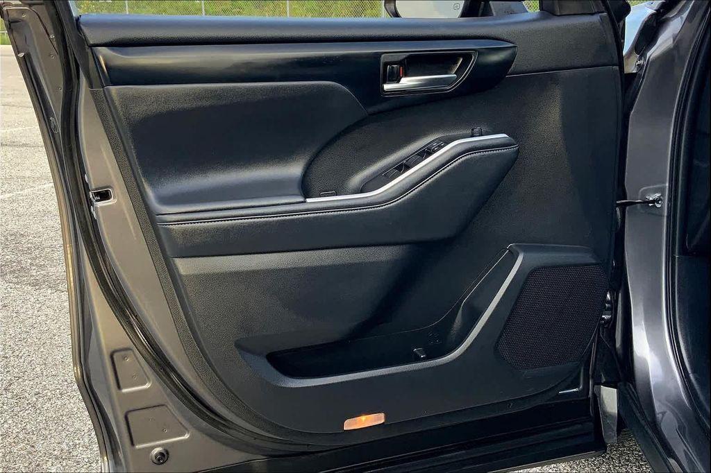 used 2022 Toyota Highlander car, priced at $34,914