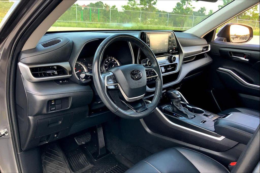 used 2022 Toyota Highlander car, priced at $34,914