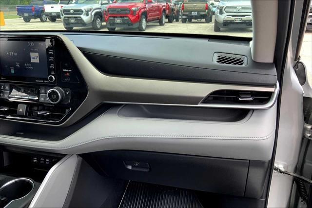 used 2022 Toyota Highlander Hybrid car, priced at $34,754