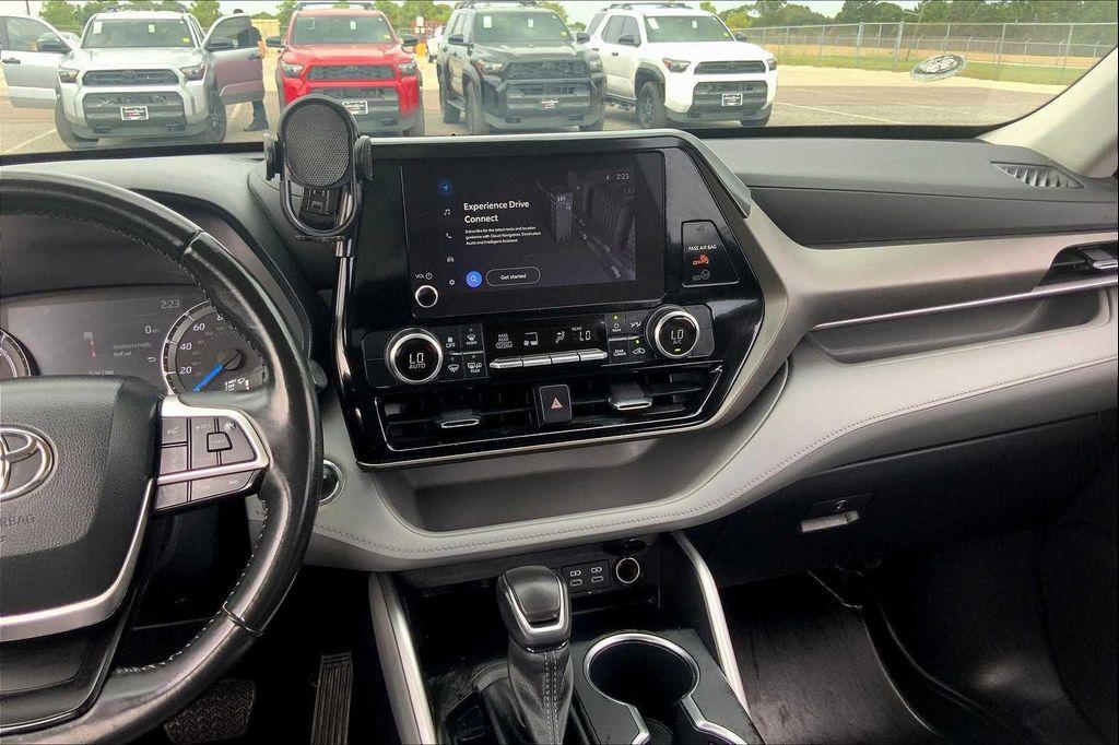 used 2023 Toyota Highlander Hybrid car, priced at $27,900