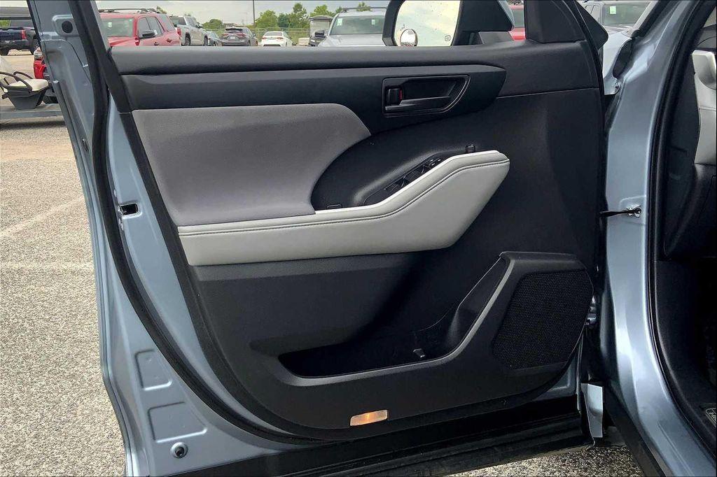 used 2023 Toyota Highlander Hybrid car, priced at $27,900