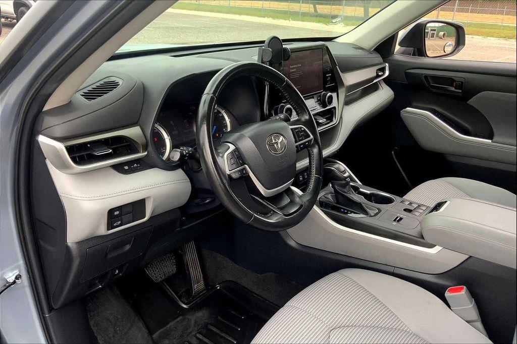 used 2023 Toyota Highlander Hybrid car, priced at $27,900