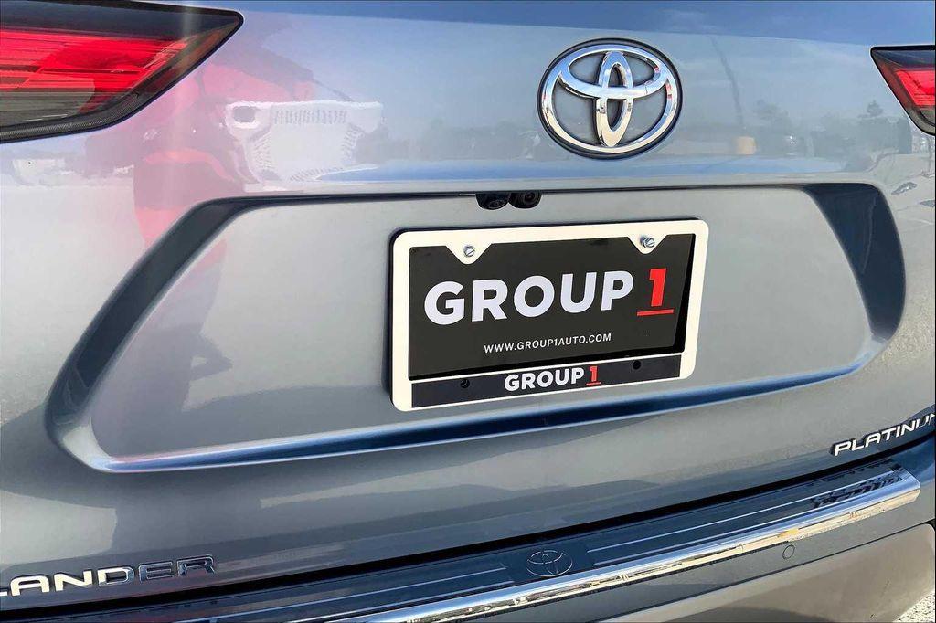 used 2022 Toyota Highlander car, priced at $38,536