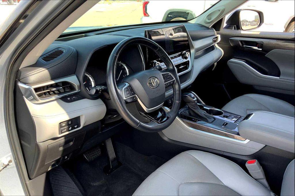 used 2022 Toyota Highlander car, priced at $38,536