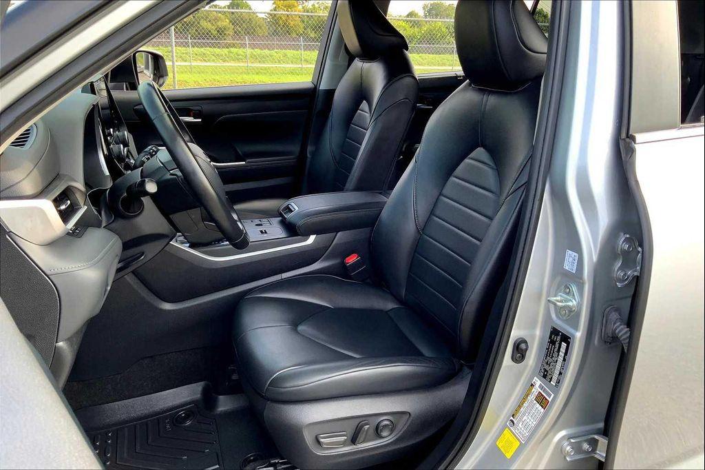 used 2023 Toyota Highlander car, priced at $36,914