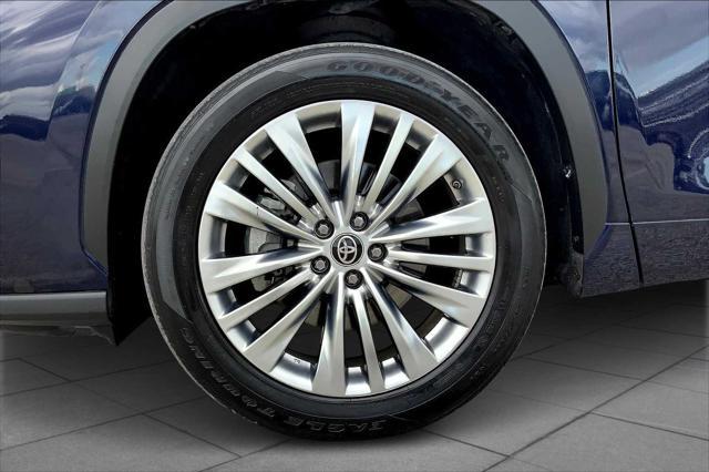 used 2021 Toyota Highlander car, priced at $34,356