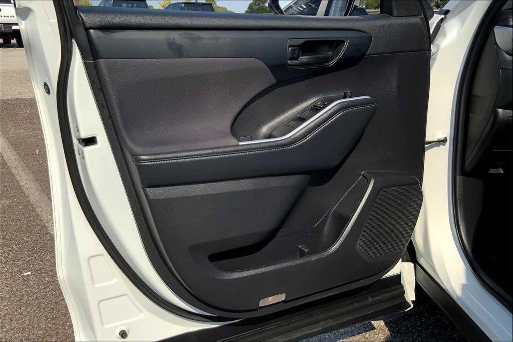 used 2023 Toyota Highlander car, priced at $31,994