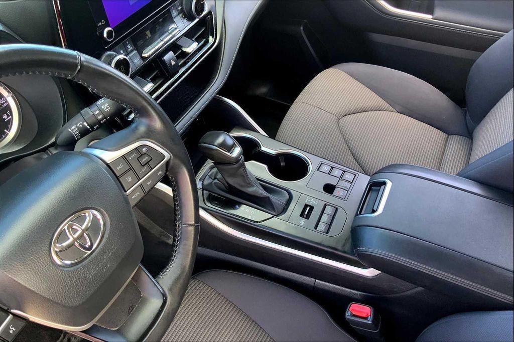 used 2024 Toyota Highlander car, priced at $33,994