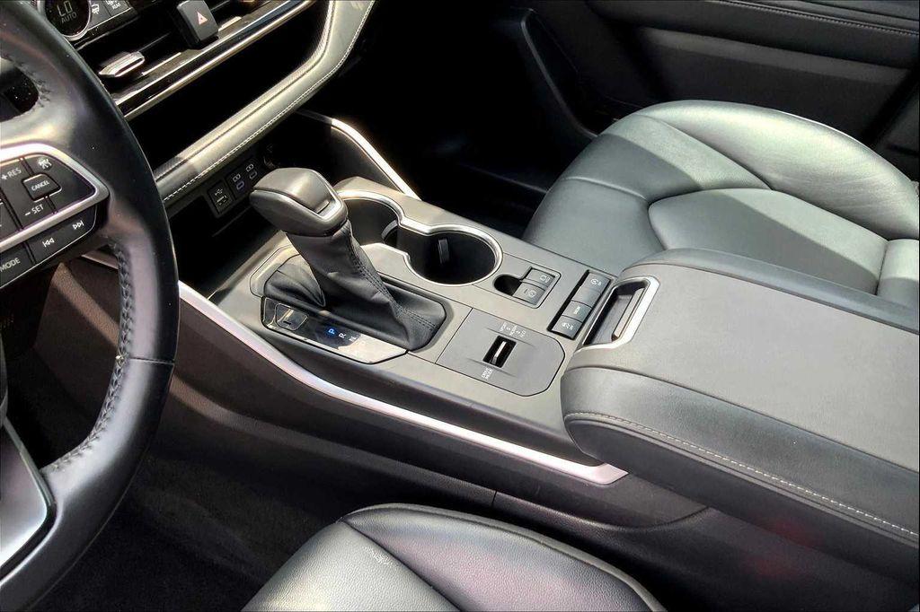 used 2022 Toyota Highlander car, priced at $31,923
