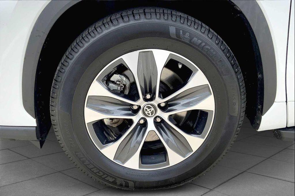 used 2022 Toyota Highlander car, priced at $31,923
