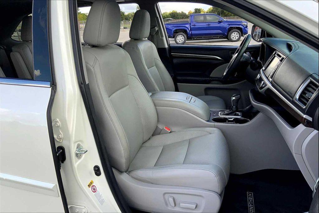 used 2014 Toyota Highlander car, priced at $20,998