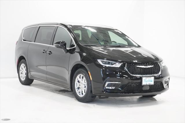 new 2025 Chrysler Pacifica car, priced at $37,428