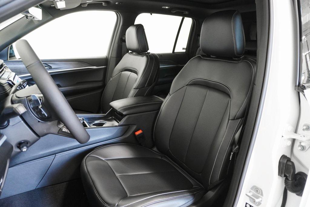 new 2025 Jeep Grand Cherokee car, priced at $45,498