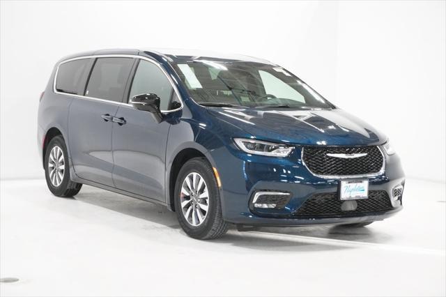 new 2025 Chrysler Pacifica Hybrid car, priced at $41,527