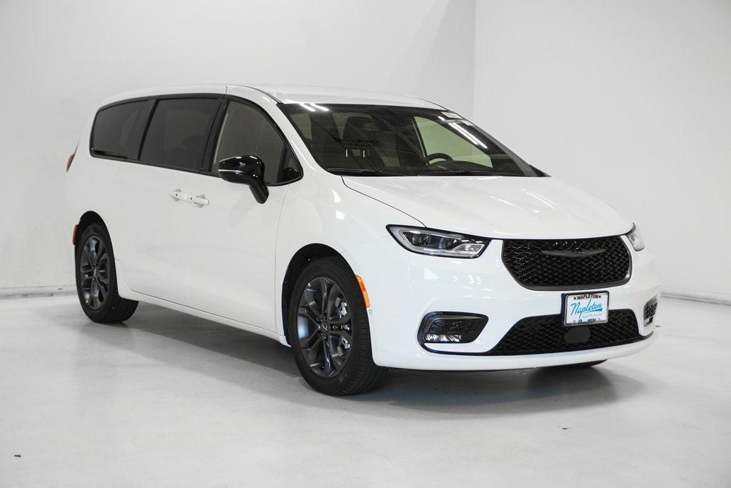new 2026 Chrysler Pacifica car, priced at $47,065