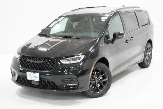 new 2024 Chrysler Pacifica car, priced at $45,997