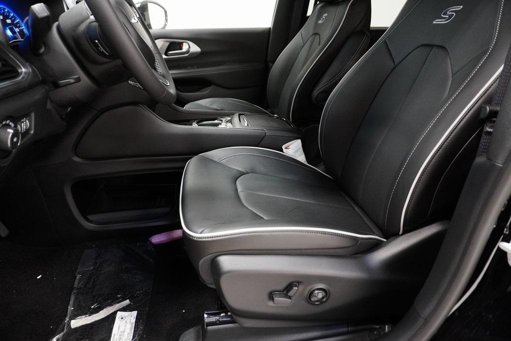 new 2024 Chrysler Pacifica car, priced at $48,997