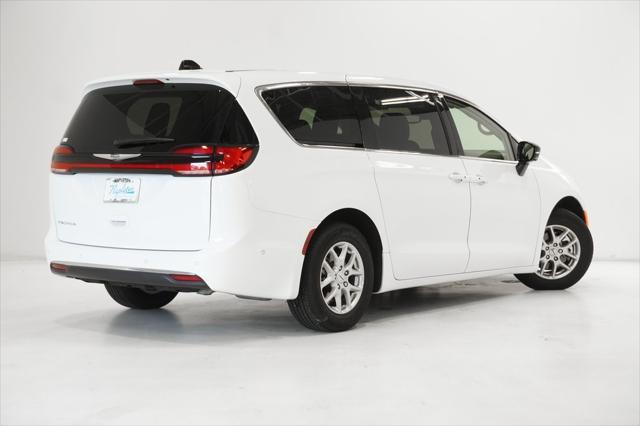 new 2024 Chrysler Pacifica car, priced at $35,997