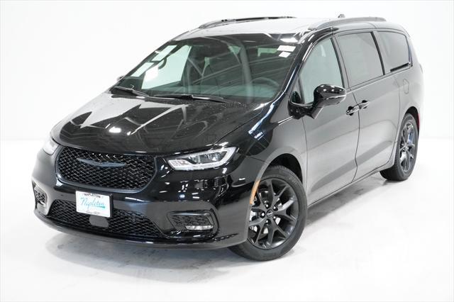 new 2024 Chrysler Pacifica car, priced at $50,976