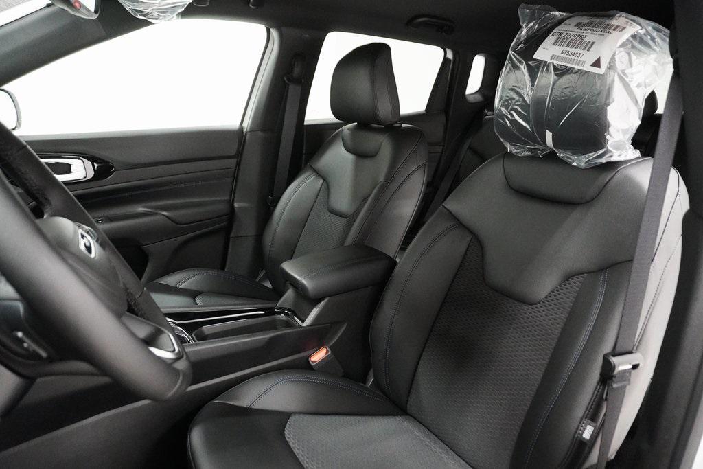 new 2025 Jeep Compass car, priced at $29,990