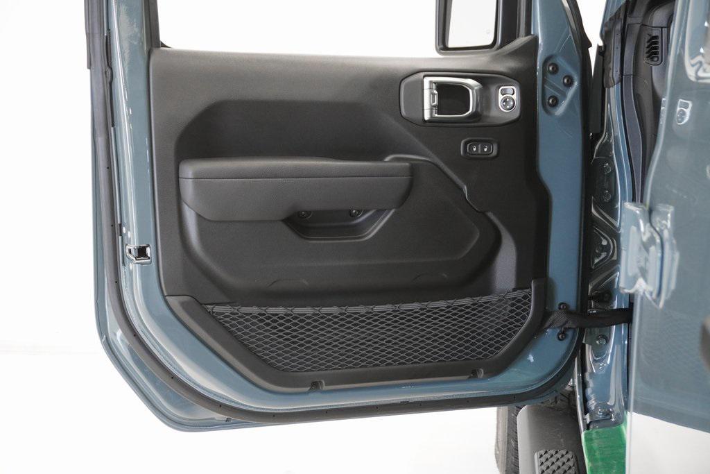 new 2025 Jeep Gladiator car, priced at $45,838