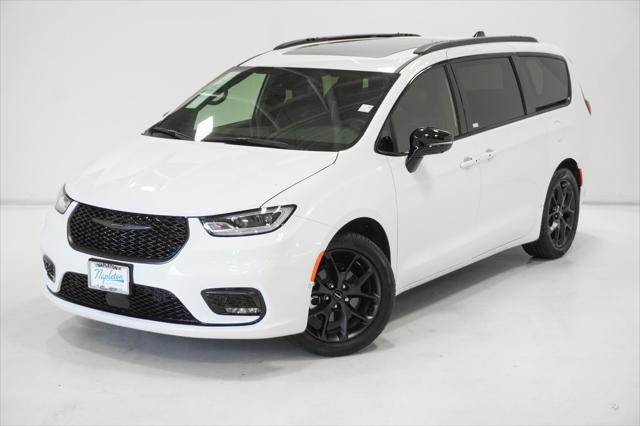 new 2024 Chrysler Pacifica car, priced at $42,997