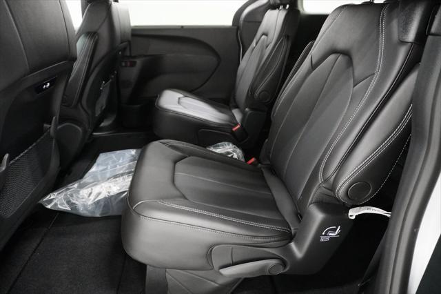 new 2025 Chrysler Pacifica car, priced at $45,753