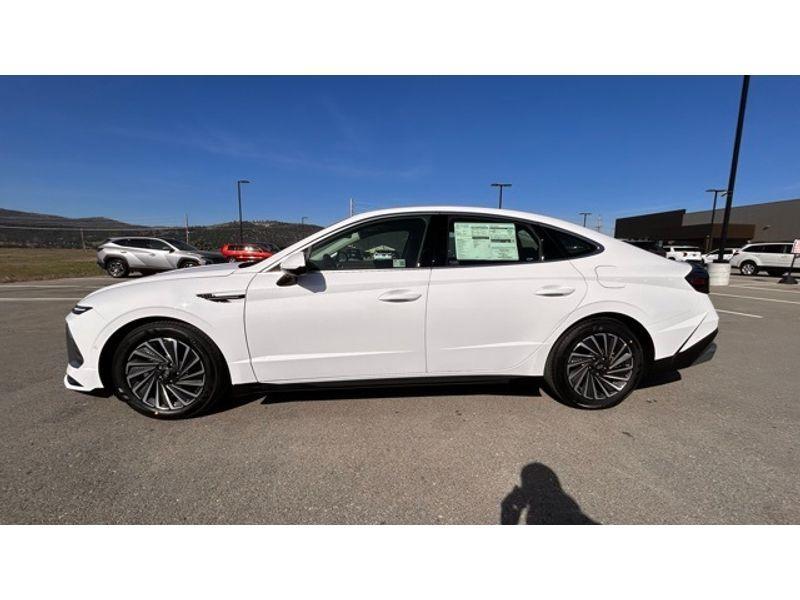 new 2025 Hyundai Sonata Hybrid car, priced at $39,595