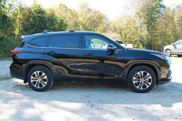 used 2022 Toyota Highlander car, priced at $32,987