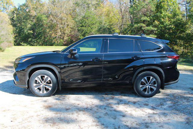 used 2022 Toyota Highlander car, priced at $32,987