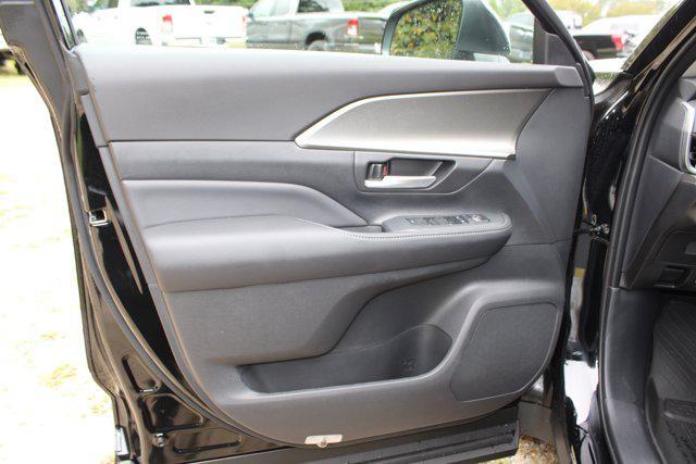 used 2025 Toyota Highlander car, priced at $39,987