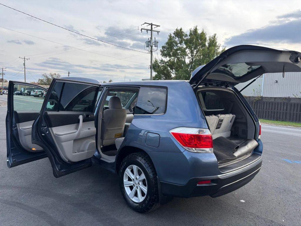 used 2012 Toyota Highlander car, priced at $11,899