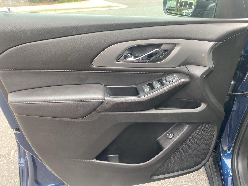 used 2022 Chevrolet Traverse car, priced at $27,576