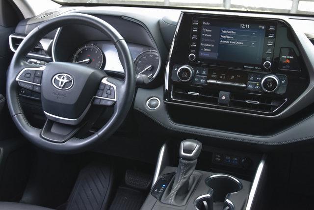 used 2022 Toyota Highlander car, priced at $36,999