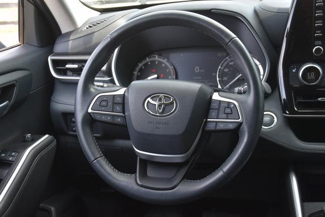 used 2022 Toyota Highlander car, priced at $36,999