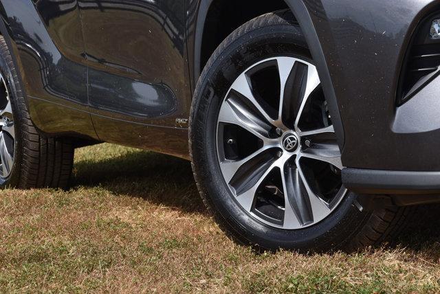 used 2022 Toyota Highlander Hybrid car, priced at $39,999