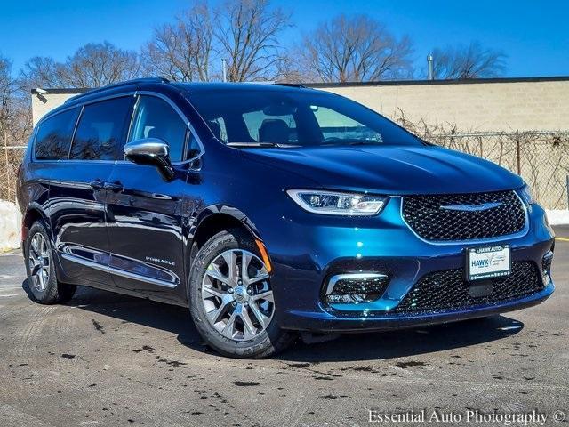 new 2025 Chrysler Pacifica Hybrid car, priced at $45,717