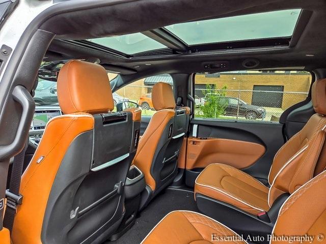 new 2025 Chrysler Pacifica Hybrid car, priced at $47,656