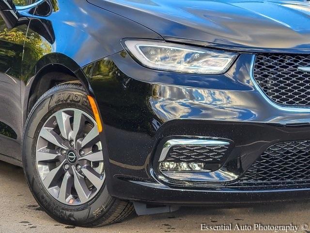 new 2026 Chrysler Pacifica Hybrid car, priced at $51,826