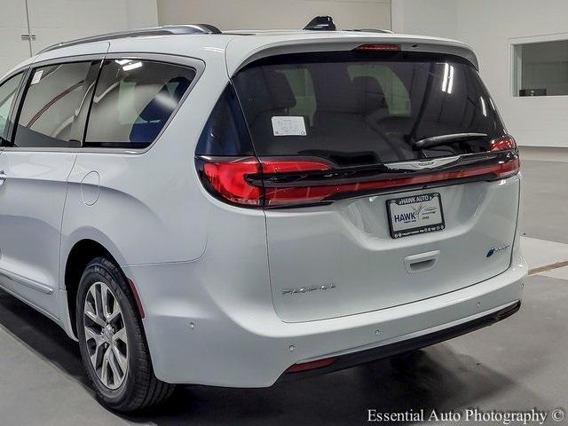 new 2025 Chrysler Pacifica Hybrid car, priced at $45,663