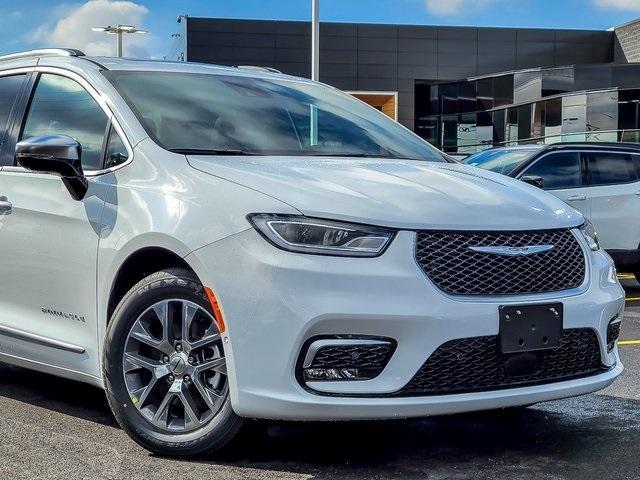 new 2025 Chrysler Pacifica Hybrid car, priced at $45,271