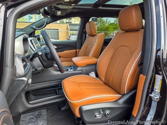 new 2025 Chrysler Pacifica Hybrid car, priced at $47,656
