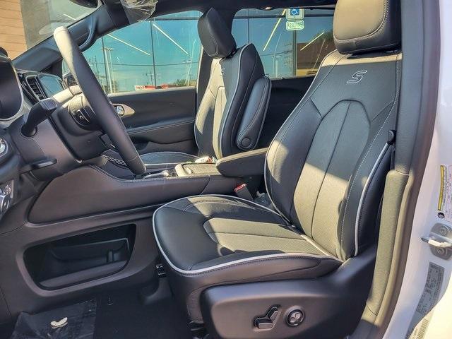 new 2026 Chrysler Pacifica car, priced at $45,684