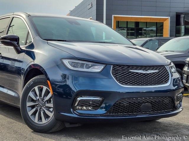 new 2025 Chrysler Pacifica Hybrid car, priced at $46,137