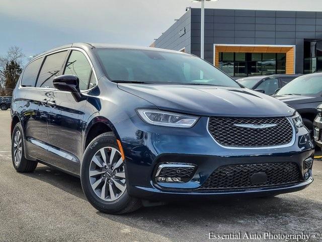 new 2025 Chrysler Pacifica Hybrid car, priced at $46,137