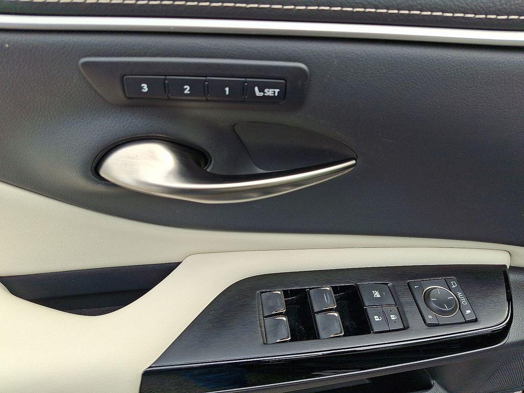 used 2023 Lexus ES 300h car, priced at $38,000