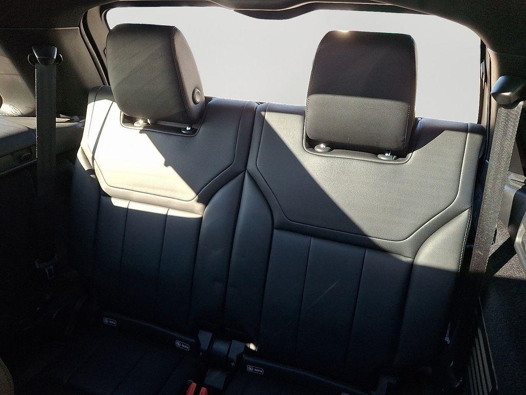 used 2018 Land Rover Discovery car, priced at $19,000