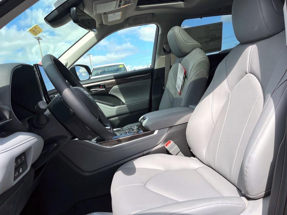 new 2025 Toyota Highlander car, priced at $53,776