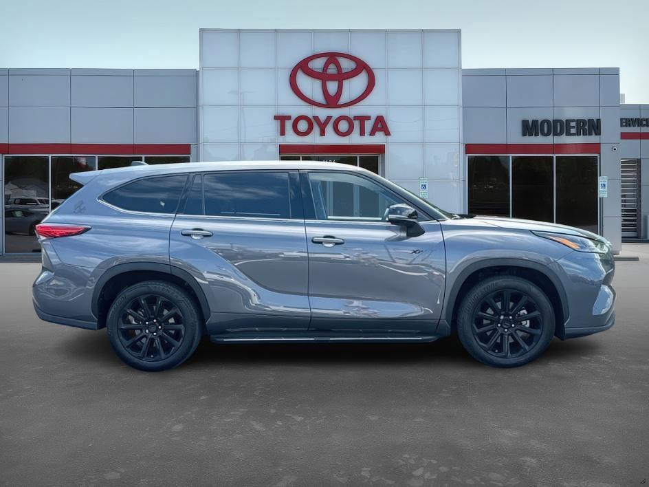 used 2022 Toyota Highlander car, priced at $33,650